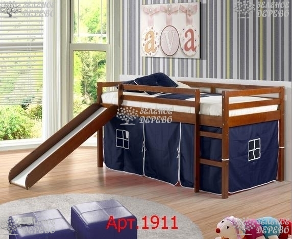 Детская кровать с деревянной горкой  и домиком 
